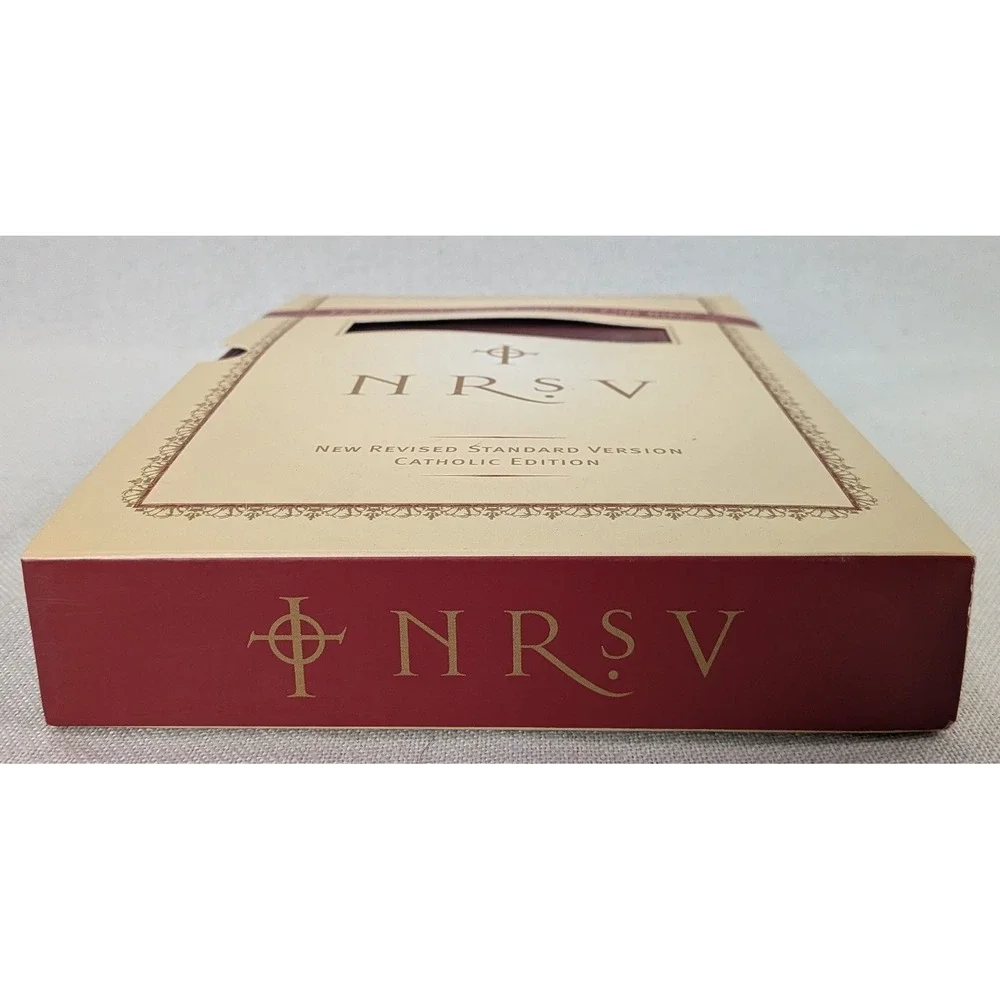 HarperCollins NRSV Catholic Gift Bible Unisex OS Burgundy  Gift Edition